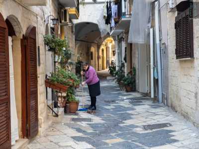 Proprio per questo i vicoli vengono costantemente curati e puliti dagli abitanti di Bari Vecchia